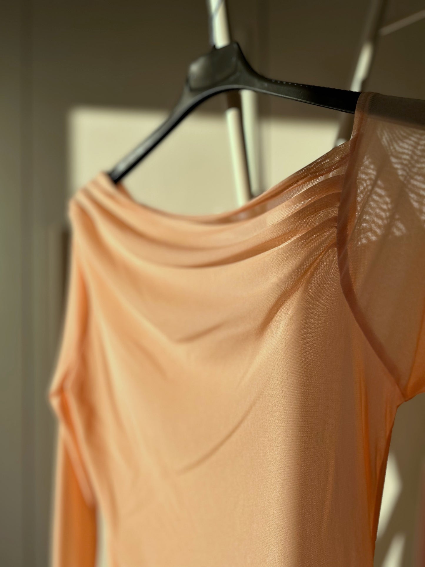 MAGLIA VELATA SCOLLO ASIMMETRICO